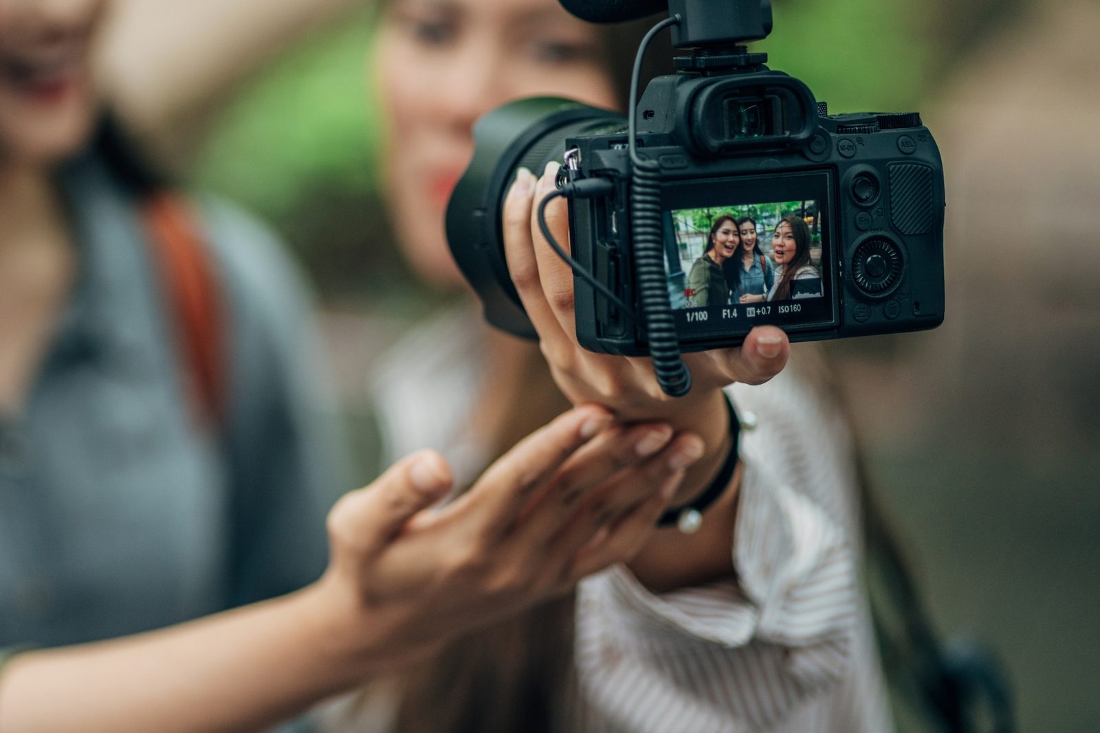 Content-Creatorin beim Videodreh mit Kamera