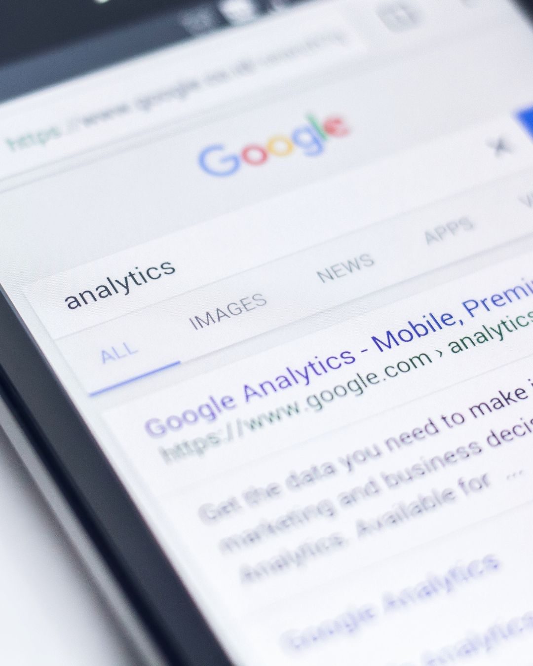 Smartphone mit Google-Suche und Auswertung