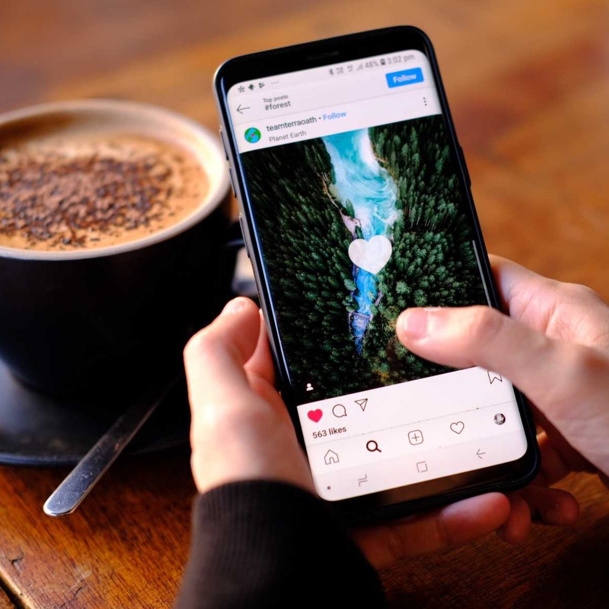 Instagram-Reel auf einem Smartphone im Café