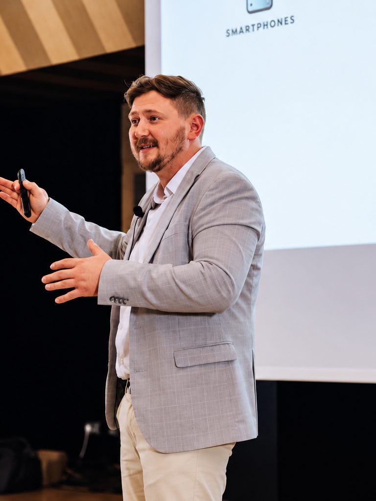 Andreas Efremov von Green Media Bremen bei einem Vortrag vor Publikum