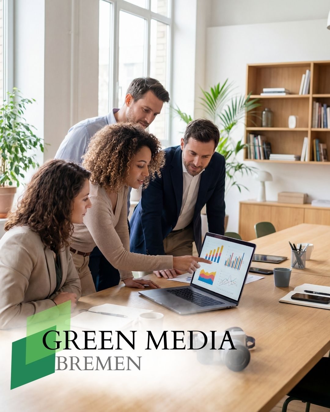 Team von Green Media Bremen plant am Laptop den Social-Media-Content eines Kunden