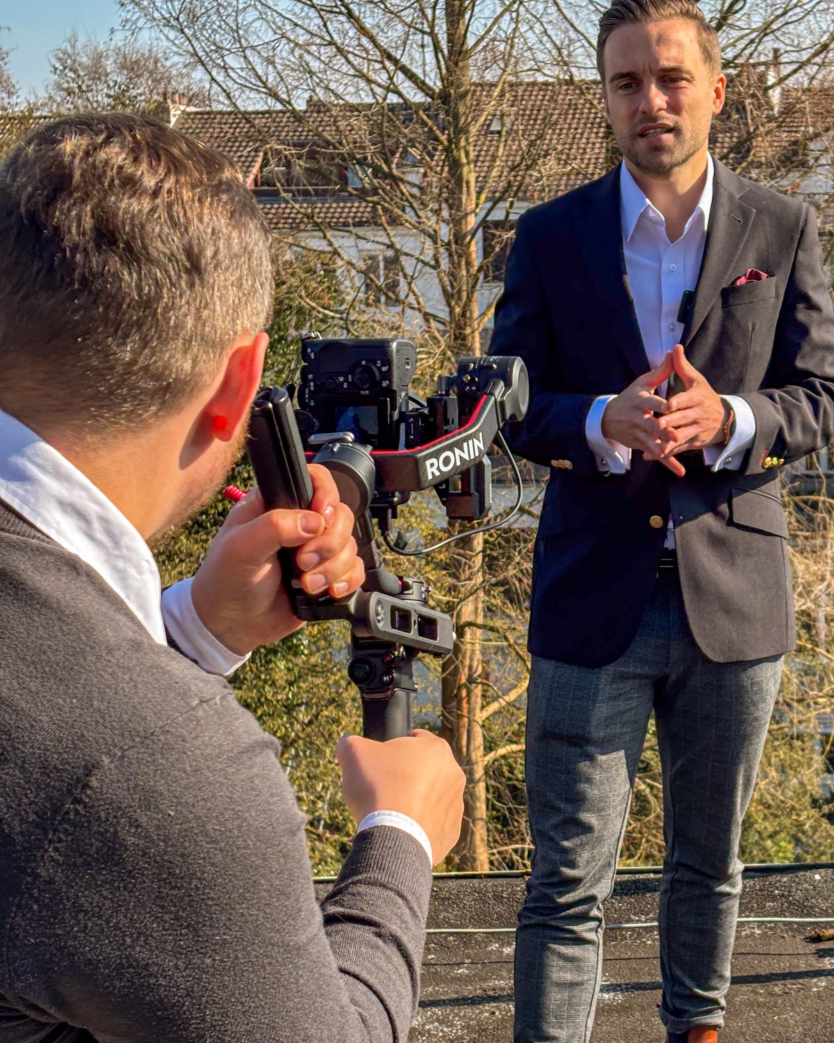 Kameramann filmt einen Geschäftsführer mit Gimbal-Kamera in seinem Betrieb