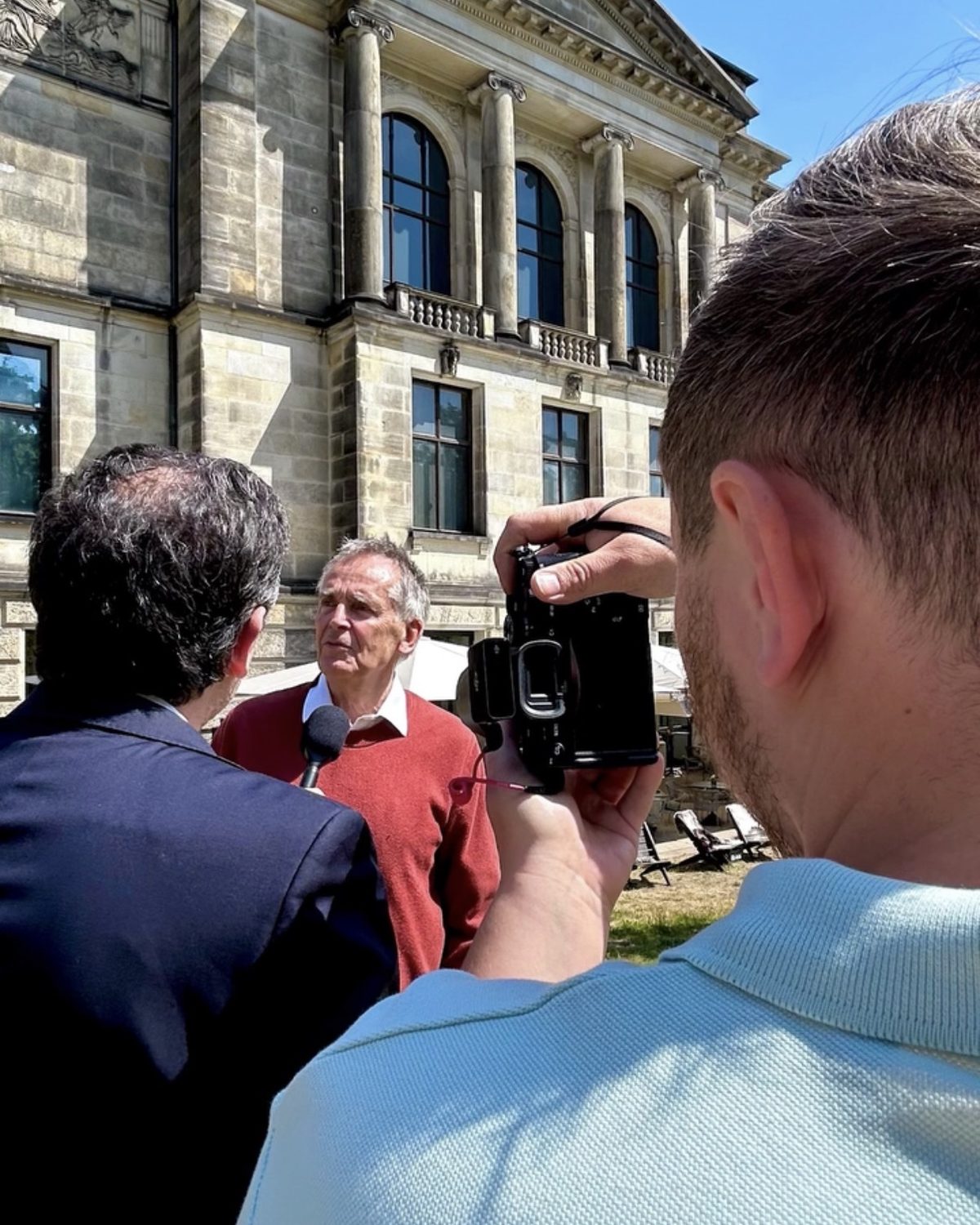 Videointerview im Freien in Bremen vor historischer Kulisse