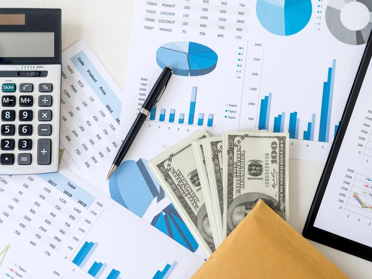Auswertung einer Online-Marketing-Kampagne mit Diagrammen und Taschenrechner